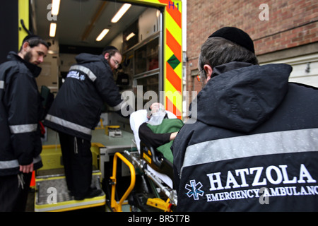 Hatzola sono un volontario del servizio di emergenza medica che fornisce assistenza alla comunità ebrea ortodossa nel nord di Londra. Foto Stock