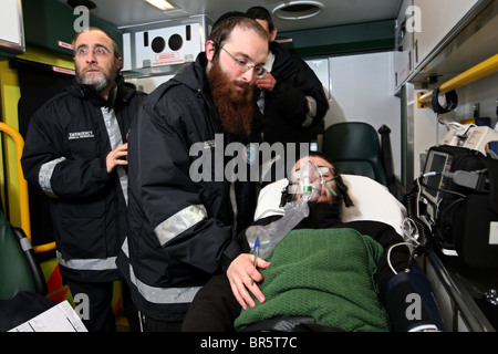 Hatzola sono un volontario del servizio di emergenza medica che fornisce assistenza alla comunità ebrea ortodossa nel nord di Londra. Foto Stock