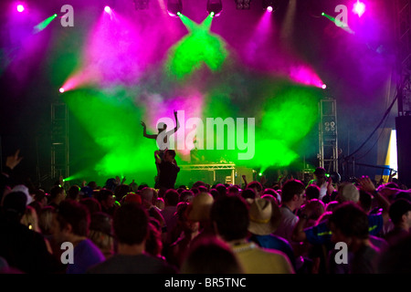 Una donna su spalle si mette le mani in aria durante il Pete Tong impostato, giocando Fat Sam's tenda, Rockness. Foto Stock