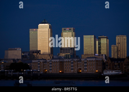 Una vista attraverso il Fiume Tamigi verso, a Canary Wharf e Isle of Dogs. Foto Stock