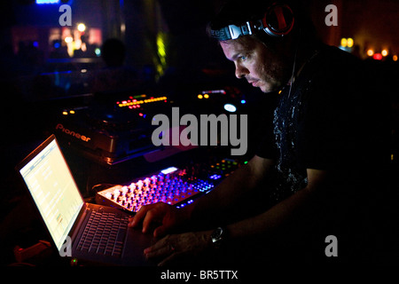 DJ Pete Tong giocando al Rockness Festival in Scozia nel 2008. Foto Stock