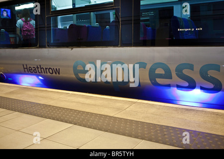 Un treno Heathrow Express all'Aeroporto di Londra Heathrow Terminal della stazione 5. Foto Stock