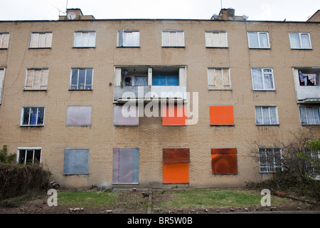 Il intavolato windows di un blocco di vuoto consiglio appartamenti a Hackney, Londra. Foto Stock