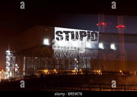 La parola 'Stupido' è proiettata sul lato di Kingsnorth power station durante una manifestazione di protesta, Kent, Regno Unito. Foto Stock