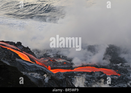 Il fiume di lava fusa che scorre verso il mare del vulcano Kilauea, isole Hawaii, Stati Uniti Foto Stock