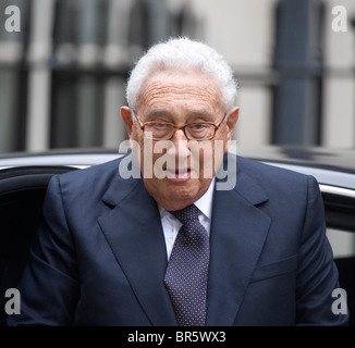 Henry Kissinger arriva 11 Downing Street residence del Cancelliere dello scacchiere per una riunione Foto Stock