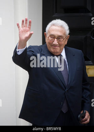 Henry Kissinger arriva 11 Downing Street residence del Cancelliere dello scacchiere per una riunione Foto Stock