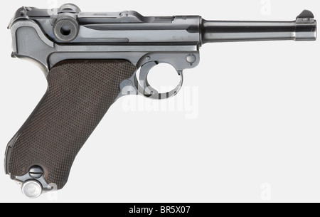 A Pistol 08 Mauser, codice '1937 - S/42', cal. 9 mm Parabellum, n. 3116v. Numeri corrispondenti, incluso il perno di accensione. Foro opaco. Vari segni di accettazione aquila/'63'. Finitura originale completa con la maggior parte dei segni di usura minimi lungo i bordi. Pannelli di presa in noce con numerazione perfetta e scomparto in lamiera grigliata con numerazione corrispondente e base in alluminio. Elemento superiore intatto in condizione di menta quasi. Erwerbsscheinpflichtig. Storico, storico, 1930s, 20th secolo, arma da tiro, arma da servizio, armi, armi, armi, armi, milaria, tedesco, Germania, arma da fuoco, arma da fuoco, arma da fuoco, pistola, Foto Stock