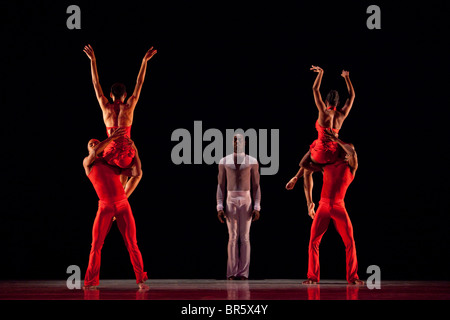 Alvin Ailey American Dance Theatre, Premiere mondiale di unto, Sadler's Wells, Londra Foto Stock