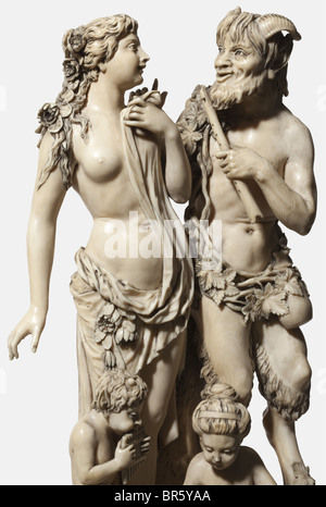 Un grande tedesco scultura avorio 'Pan e la ninfa', probabilmente Erbach, seconda metà del XIX secolo carving eccezionale con raffigurazione del dio dei boschi, rivestita di foglie di vite, tenendo un flauto nella sua mano sinistra al suo fianco una ninfa con gettato sul panno e fiori, ai suoi piedi un giovane Satiro e di una ninfa infantili. Presa a più livelli con ricchi intagli, sui lati satiri' teste, sulla parte anteriore come pure sul retro scene figurate e motivi floreali. Non firmato, ma con segno di assemblaggio a 'V' (anteriore) e 'H' (Indietro). Leggermente danneggiato. Altezza 52,5 cm. Cita il cer, artista del diritto d'autore non deve essere cancellata Foto Stock