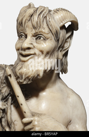 Un grande tedesco scultura avorio 'Pan e la ninfa', probabilmente Erbach, seconda metà del XIX secolo carving eccezionale con raffigurazione del dio dei boschi, rivestita di foglie di vite, tenendo un flauto nella sua mano sinistra al suo fianco una ninfa con gettato sul panno e fiori, ai suoi piedi un giovane Satiro e di una ninfa infantili. Presa a più livelli con ricchi intagli, sui lati satiri' teste, sulla parte anteriore come pure sul retro scene figurate e motivi floreali. Non firmato, ma con segno di assemblaggio a 'V' (anteriore) e 'H' (Indietro). Leggermente danneggiato. Altezza 52,5 cm. Cita il cer, artista del diritto d'autore non deve essere cancellata Foto Stock