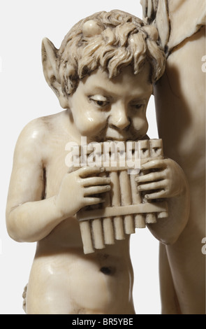 Un grande tedesco scultura avorio 'Pan e la ninfa', probabilmente Erbach, seconda metà del XIX secolo carving eccezionale con raffigurazione del dio dei boschi, rivestita di foglie di vite, tenendo un flauto nella sua mano sinistra al suo fianco una ninfa con gettato sul panno e fiori, ai suoi piedi un giovane Satiro e di una ninfa infantili. Presa a più livelli con ricchi intagli, sui lati satiri' teste, sulla parte anteriore come pure sul retro scene figurate e motivi floreali. Non firmato, ma con segno di assemblaggio a 'V' (anteriore) e 'H' (Indietro). Leggermente danneggiato. Altezza 52,5 cm. Cita il cer, artista del diritto d'autore non deve essere cancellata Foto Stock