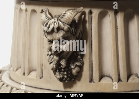 Un grande tedesco scultura avorio 'Pan e la ninfa', probabilmente Erbach, seconda metà del XIX secolo carving eccezionale con raffigurazione del dio dei boschi, rivestita di foglie di vite, tenendo un flauto nella sua mano sinistra al suo fianco una ninfa con gettato sul panno e fiori, ai suoi piedi un giovane Satiro e di una ninfa infantili. Presa a più livelli con ricchi intagli, sui lati satiri' teste, sulla parte anteriore come pure sul retro scene figurate e motivi floreali. Non firmato, ma con segno di assemblaggio a 'V' (anteriore) e 'H' (Indietro). Leggermente danneggiato. Altezza 52,5 cm. Cita il cer, artista del diritto d'autore non deve essere cancellata Foto Stock