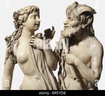 Un grande tedesco scultura avorio 'Pan e la ninfa', probabilmente Erbach, seconda metà del XIX secolo carving eccezionale con raffigurazione del dio dei boschi, rivestita di foglie di vite, tenendo un flauto nella sua mano sinistra al suo fianco una ninfa con gettato sul panno e fiori, ai suoi piedi un giovane Satiro e di una ninfa infantili. Presa a più livelli con ricchi intagli, sui lati satiri' teste, sulla parte anteriore come pure sul retro scene figurate e motivi floreali. Non firmato, ma con segno di assemblaggio a 'V' (anteriore) e 'H' (Indietro). Leggermente danneggiato. Altezza 52,5 cm. Cita il cer, artista del diritto d'autore non deve essere cancellata Foto Stock