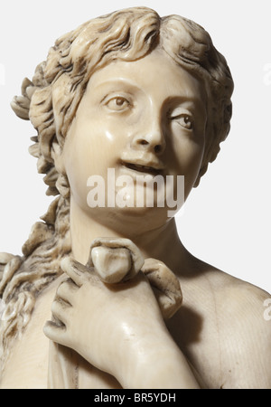 Un grande tedesco scultura avorio 'Pan e la ninfa', probabilmente Erbach, seconda metà del XIX secolo carving eccezionale con raffigurazione del dio dei boschi, rivestita di foglie di vite, tenendo un flauto nella sua mano sinistra al suo fianco una ninfa con gettato sul panno e fiori, ai suoi piedi un giovane Satiro e di una ninfa infantili. Presa a più livelli con ricchi intagli, sui lati satiri' teste, sulla parte anteriore come pure sul retro scene figurate e motivi floreali. Non firmato, ma con segno di assemblaggio a 'V' (anteriore) e 'H' (Indietro). Leggermente danneggiato. Altezza 52,5 cm. Cita il cer, artista del diritto d'autore non deve essere cancellata Foto Stock