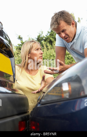 L uomo e la donna avente argomento dopo incidente stradale Foto Stock