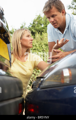 L uomo e la donna avente argomento dopo incidente stradale Foto Stock