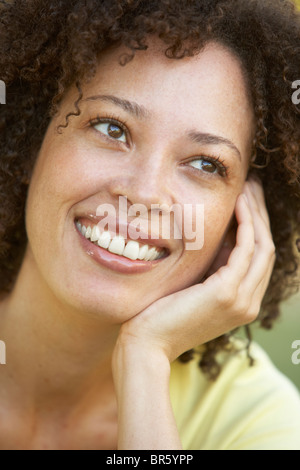 Ritratto di giovane donna in posizione di parcheggio Foto Stock