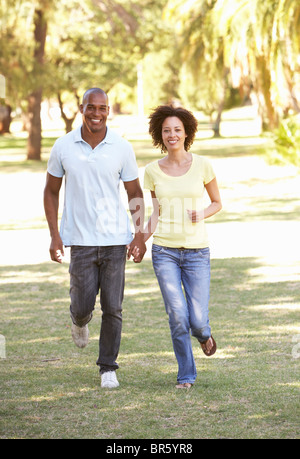 Ritratto di giovane matura in esecuzione attraverso Park Foto Stock