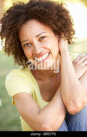 Ritratto di giovane donna in posizione di parcheggio Foto Stock