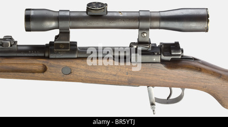 Un fucile oscilloscopio 98 con Gérard Scope, Reichswehr, 8 x 57 cal., no 4136a. Nessun numero corrispondente come di consueto con fucili Reichswehr. Foro luminoso. Bullone-maniglia curva. Vista tangente scalata 1 - 20. Nome del produttore sulla testa del ricevitore nascosta dal supporto. Marchio di accettazione Reichswehr. Vecchio, raffrefinish appena evidente. Brodo di noce con asta di pulizia. Tappo muso. Su supporto a rana lineare per puntamento a vista aperta, con piedistallo insolito sconosciuto sulla testa del ricevitore per doppio incavo della base anteriore, una finitura opaca campo Dr. Walter Gérard / Charlottenburg / M 4 x' con il marchio '15., Foto Stock