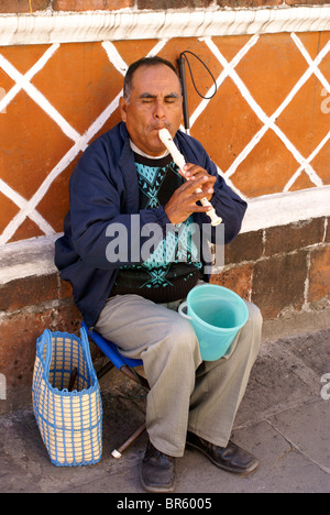 Cieco di riproduzione di un registratore nella città di Puebla, Messico. Foto Stock