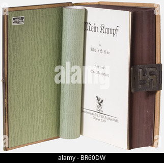 Adolf Hitler, Mein Kampf - una Königsberg edizione ambrata Due volumi in uno, pubblicato dallo Zentralverlag del NSDAP - Franz Eher Nachf., Monaco di Baviera 1934. Elegante edizione con finiture in argento (marchio '900'). Diverse piastre color ambra, applicato emblema aquila nazionale tra scritta gotica e borchie ornamentali. All'interno della copertina è riportata l'etichetta del produttore di metalli "Hergestellt von: Norddeutsche Bernstein-Industrie Naujoks, Mann und Gedenk Königsberg/Pr. 1 'Bernsteinhaus'. Rivestimento in pelle marrone chiaro. Prenota la chiusura con la swastika in rilievo. Molto raro e precoce, Foto Stock