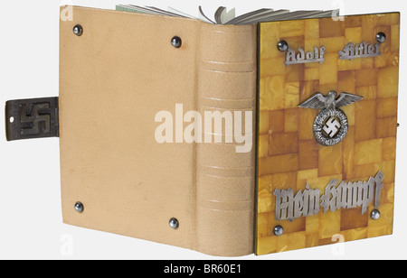 Adolf Hitler, Mein Kampf - una Königsberg edizione ambrata Due volumi in uno, pubblicato dallo Zentralverlag del NSDAP - Franz Eher Nachf., Monaco di Baviera 1934. Elegante edizione con finiture in argento (marchio '900'). Diverse piastre color ambra, applicato emblema aquila nazionale tra scritta gotica e borchie ornamentali. All'interno della copertina è riportata l'etichetta del produttore di metalli "Hergestellt von: Norddeutsche Bernstein-Industrie Naujoks, Mann und Gedenk Königsberg/Pr. 1 'Bernsteinhaus'. Rivestimento in pelle marrone chiaro. Prenota la chiusura con la swastika in rilievo. Molto raro e precoce, Foto Stock