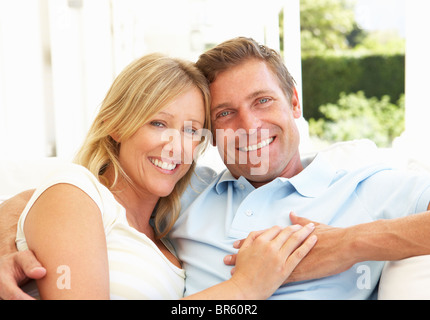 Ritratto di giovane coppia rilassante insieme sul divano Foto Stock
