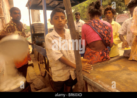 Un ragazzo si trova di fronte a una strada di stand alimentari Mahabalipuram Tamil Nadu India. 16 novembre 1996. Foto Stock