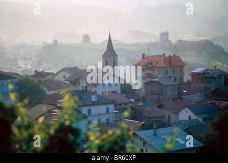 Zurigo la nebbia di mattina di haze sunrise Svizzera guglia steeple fascino Europa Foto Stock