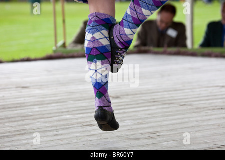 Femmina Highland Reel ballerini, indossare calze viola a Braemar Royal Highland Gathering e giochi Memorial Park, Braemar, Aberdeenshire, Regno Unito Foto Stock