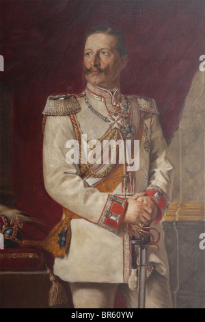 Ludwig Noster (1859 - 1910), ritratto dell'olio di Kaiser Guglielmo II su tela, restaurato, firmato e datato in basso a destra nel 1907. L. Noster'. L'imperatore nell'uniforme del Colonnello-in-Capo del Reggimento pesante di Cavalleria 'Gardes du Corps', le sue mani si piegarono sulla sua spada. Ben visibile attorno al collo la catena d'argento del Gran Comandante Dell'Ordine della Casa reale di Hohenzollern e la decorazione protettrice Dell'Ordine di San Giovanni, il suo sash adornato dal gioiello dell'Alto Ordine dell'Aquila Nera. Accanto a lui un tavolo coperto da un broccato plaid a, Foto Stock