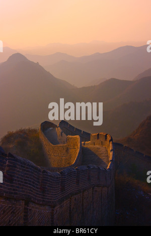 La Grande Muraglia di avvolgimento in montagna al tramonto, Jinshanling, Hebei, Cina Foto Stock