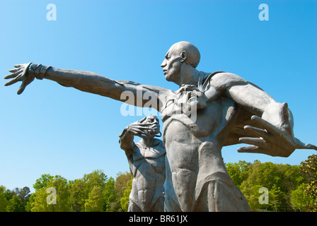 "La Chase' acciaio inossidabile scultura davanti al Barber Vintage Motorsports Museum di Birmingham, Alabama, STATI UNITI D'AMERICA Foto Stock