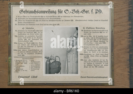 Un dispositivo di rianimazione del cavallo, nella sua scatola di legno dipinta di verde con contrassegni di identificazione bianchi sul coperchio, datato 1941. Include la sua attrezzatura completa con il manuale d'uso nel coperchio interno. Dispositivo molto raro. Storico, storico, 1930s, 20th secolo, tecnico, technic, materiale, materiali, dispositivo, dispositivi, attrezzature, attrezzature, utensile, attrezzatura, utensili, tecnologia, militare, militare, oggetto, oggetti, alambicchi, Foto Stock