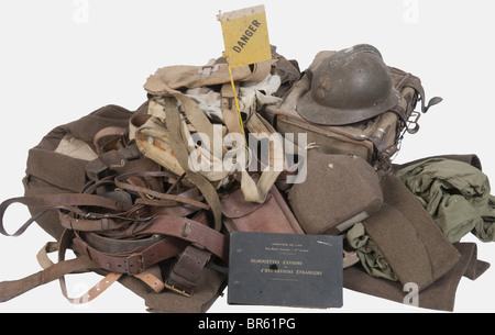 Un gruppo di attrezzature militari francesi, tra cui una mensa con la sua copertura verde, un grande cappotto EM di lana khaki datato 1942 dall'Armistice Army, una calotta Adrian M26 con sottogola e stemma anteriore, due kit di messkit WW1, due zaini "As de Carreau", uno dei quali con le sue cinghie di trasporto, Quattro supporti per maschere antigasche ANP31, un supporto per telemetro in tessuto e pelle, una camicia in tessuto verde, uno zaino in tessuto, una mapcase in pelle di un ufficiale, una custodia per munizioni in pelle, sei cinture ufficiali (fibbie con rebbio), due cinture EM, dieci cinghie in pelle, una borsa d'acqua in tela, una "ines", Foto Stock