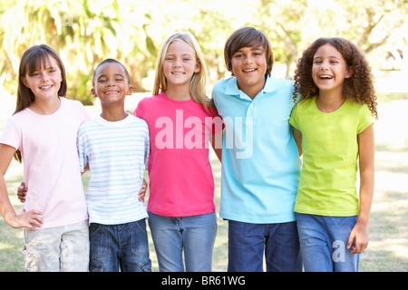 Ritratto di un gruppo di bambini che giocano nel parco Foto Stock