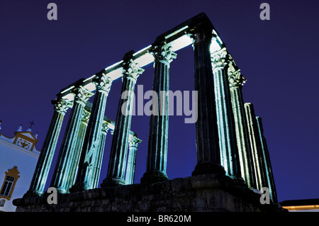 Portogallo Alentejo: vista notturna delle rovine del tempio romano di Évora Foto Stock