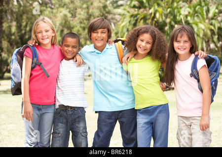 Un gruppo di scolari in piedi in posizione di parcheggio Foto Stock