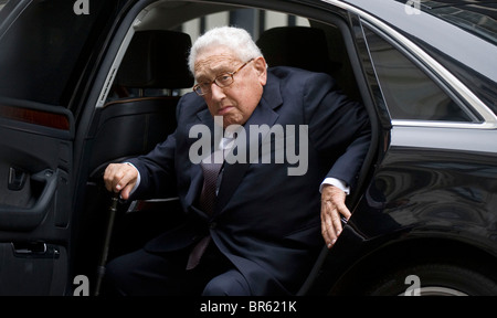 Henry Kissinger arriva 11 Downing Street residence del Cancelliere dello scacchiere per una riunione Foto Stock