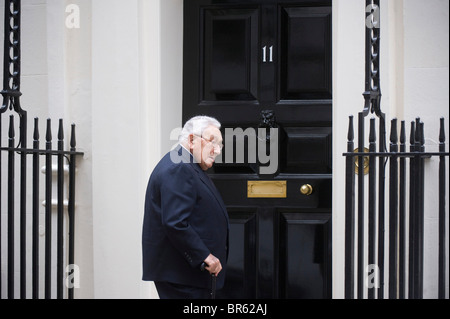 Henry Kissinger arriva 11 Downing Street residence del Cancelliere dello scacchiere per una riunione Foto Stock