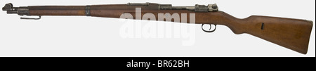 Un truppa d'assalto tedesca Della Prima guerra mondiale modello 98a carbine, corrispondente numero 6281c, calibro 7,92 x 57, realizzato dall'arsenale Erfurt nel 1918 (e così stampato sulla parte superiore del ricevitore). Probabilmente uno dei migliori fucili della prima guerra mondiale, ancora in uso fino al 1945. Bluing originale. Vite di arresto della protezione del grilletto e imbracatura mancanti. Storico, storico, 1910s, 20th secolo, arma da fuoco, arma da fuoco, pistola, armi da fuoco, armi da fuoco, armi, armi, oggetti, oggetti, alambicchi, clippings, cut-out, cut-out, cut-out, Foto Stock