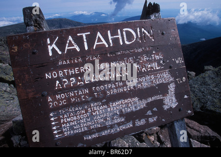 Segno sulla sommità del Monte Katahdin nel Baxter State Park Nord del Maine. Katahdin è Maine il picco più alto e la fine dell'Appalach Foto Stock