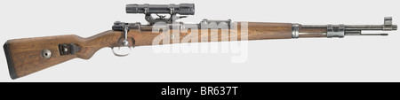 Un fucile Scope 98 k, codice 'dou 42', con attacco laterale corto e 'S-Dienstglas'/ambito di servizio, 8 x 57 cal., n. 1805. Numeri corrispondenti. Foro simile a uno specchio. Prodotto da Waffenwerke Brünn AG, Bystrica. Vari segni di accettazione aquila/'WaA80'. Finitura parzialmente sottile e macchiata. Materiale laminato completo di cinghia e asta di pulizia. Protezione della vista anteriore montata. Condizioni generali da buone a ottime. Montato: Un campo di applicazione non chiaramente identificato senza codice o produttore (Opticotechna Prerau?), lunghezza senza tubi di protezione 165 mm, diametro del cilindro 45 mm. Possibilmente precursore o , Foto Stock