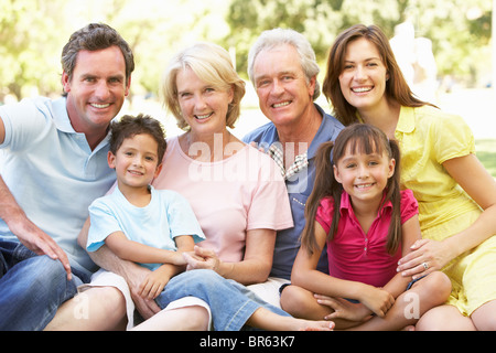 Gruppo esteso Ritratto di famiglia godendo di giorno in posizione di parcheggio Foto Stock