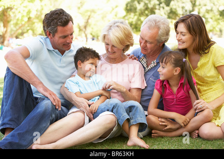 Gruppo esteso Ritratto di famiglia godendo di giorno in posizione di parcheggio Foto Stock