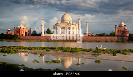 Taj Mahal viste attraverso il fiume Yamuna in Agra, Uttar Pradesh, India Foto Stock