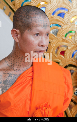 Ritratto di un monaco tatooed Foto Stock