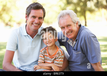 Nonno con il Padre e il Figlio nel Parco Foto Stock